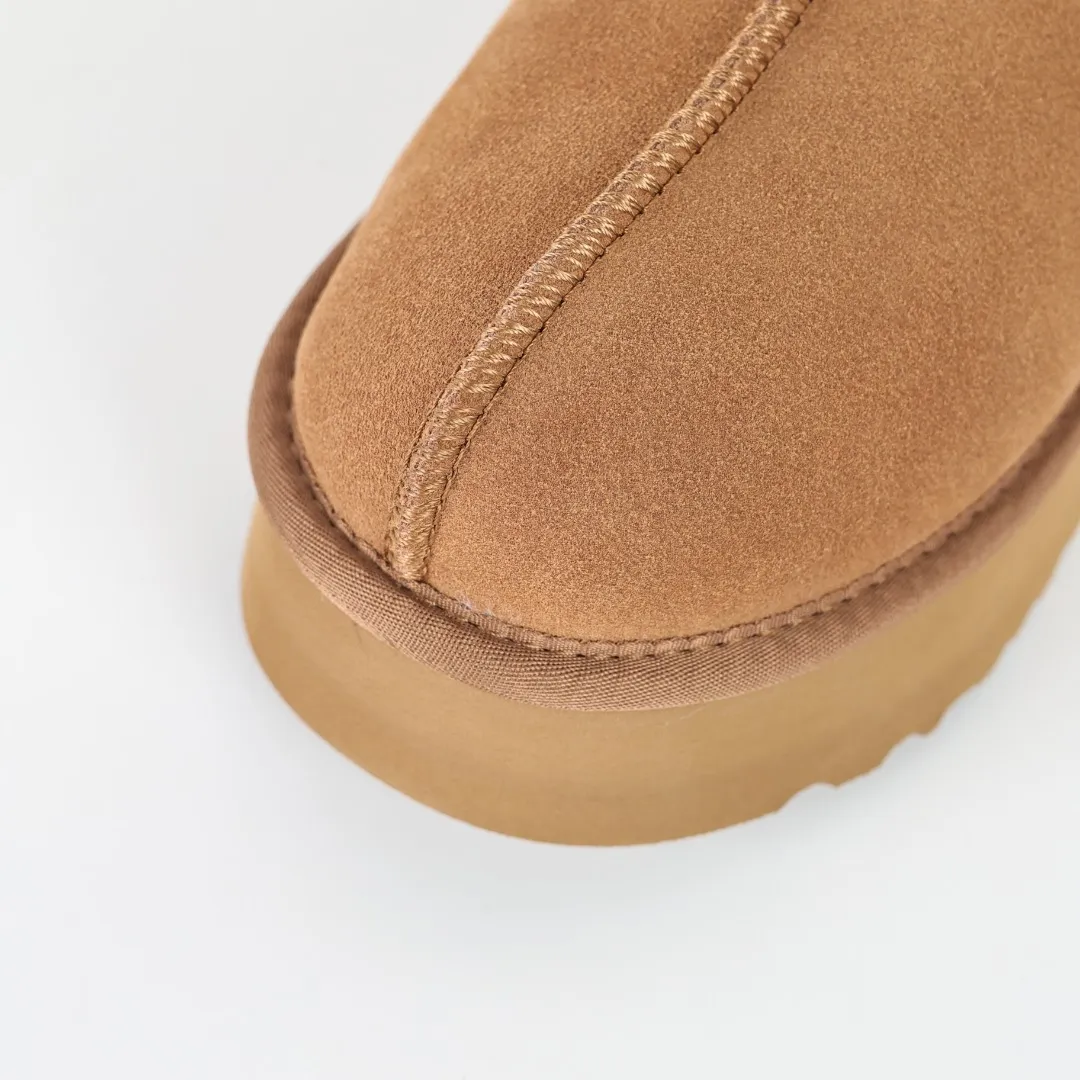 Pick up locally 💰460 The core recommendation is good price E4 UGG Tats series thick model Muller style toe-cap 5CM half slippers Ethnic style autumn and winter snow boots High-quality sheepskin fleece insulation and heat lock Made of TPU molded suede upper material Built-in artificial curly wool plush lining and 10mm UGGPURE™ implanted wool lining and removable UGGPURE™ implanted wool insole Lightweight, non-slip and comfortable rubber outsole with brand logo and trademark. Comes with complete packaging. Size: 35 36 37 38 39 40. It is recommended to choose one size larger.